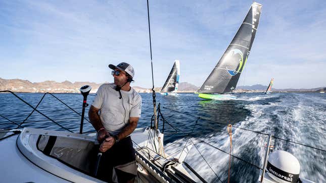 Una foto de tres barcos siguiendo al barco de carreras de la hora 11. 